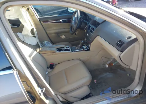 2009 Mercedes-Benz C 300 Luxury/Sport z USA, uszkodzony, nr VIN WDDGF54X79R065315